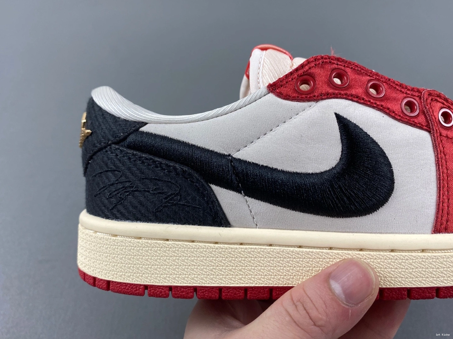 Room OG Air Low 1 Trophy Jordan FN0432-100 0114